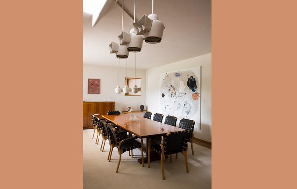 Le mobilier de la salle à manger et celui de l’ensemble de la maison a été conçu par Alvar Aalto. Tableaux de Secundino Hernandez.