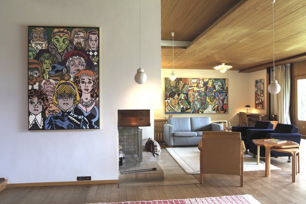 Dans le salon, le mobilier mêle des pièces éditées par Artek et des éléments réalisés sur mesure. Les luminaires sont aussi signés par Alvar Aalto. Œuvres d’Erró.