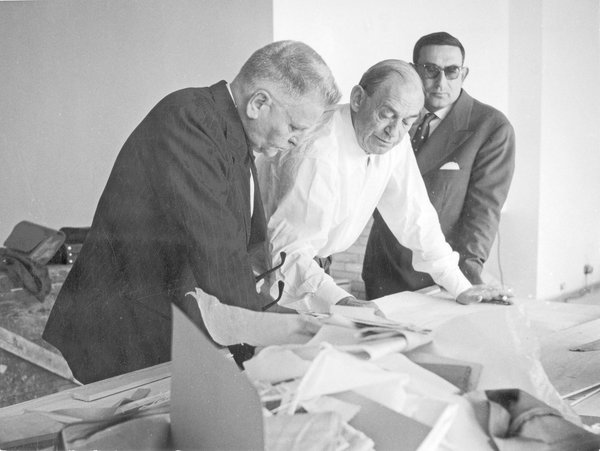 Alvar Aalto et le collectionneur Louis Carré ont travaillé ensemble pour dessiner une maison qui illustre le style de l’architecte et répond à la demande du propriétaire. Ici, Louis Carré et Alvar Aalto durant la construction.