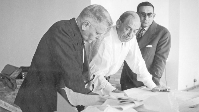 Alvar Aalto et le collectionneur Louis Carré ont travaillé ensemble pour dessiner une maison qui illustre le style de l’architecte et répond à la demande du propriétaire. Ici, Louis Carré et Alvar Aalto durant la construction.