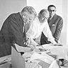 Alvar Aalto et le collectionneur Louis Carré ont travaillé ensemble pour dessiner une maison qui illustre le style de l’architecte et répond à la demande du propriétaire. Ici, Louis Carré et Alvar Aalto durant la construction.