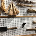 Les balais et balayettes ont été souvent fabriqués et tressés par les maîtresses de maison ou les domestiques qui assurent l’hygiène au quotidien. En bas, des brosses de la fin du XIXème et du début du XXème siècle.