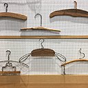 Le bois et le fer sont les matériaux principaux de fabrication des cintres avant l’invention du plastique.