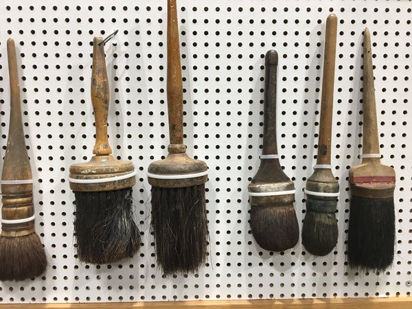Brosses et pinceaux de peintre en bâtiment.