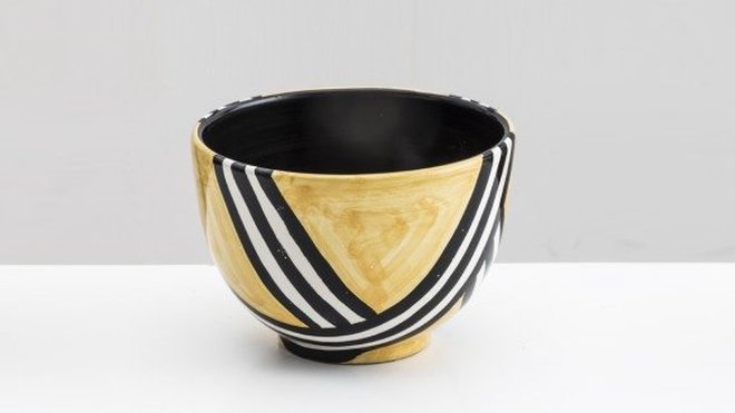 Les céramiques sont aussi des fabrications artisanales, peintes à la main d’un seul geste aux couleurs méditerranéennes. Les céramiques sont aussi des fabrications artisanales, peintes à la main d’un seul geste aux couleurs méditerranéennes.