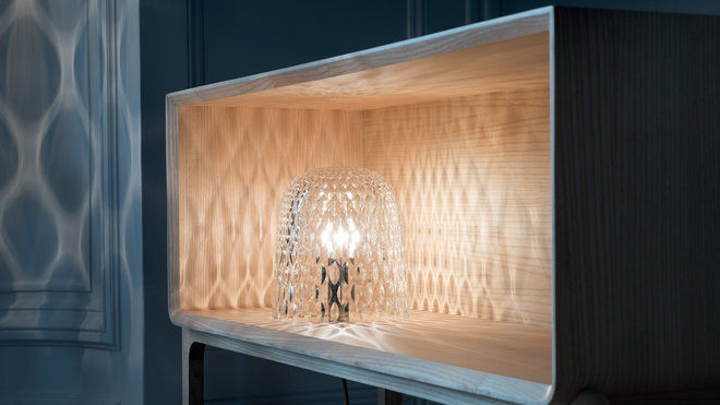 La lampe à poser Folia est conçue pour sublime la transparence et la pureté du cristal.