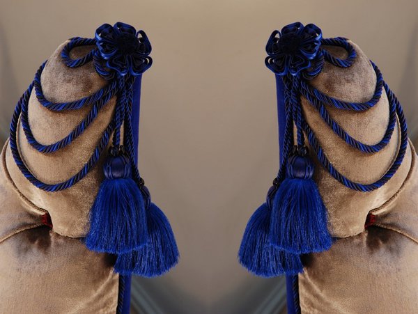 La passementerie se réinvente aussi avec des coloris plus actuels. Cartisane à gland collection Océan et crête collection Opium, Declercq Passementiers.