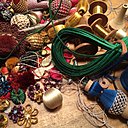 Fils de soie, fils d’or sont les matières de base privilégiées par Declercq Passementiers pour la fabrication artisanale de passementerie.