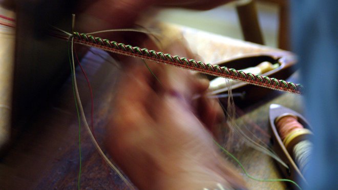 Fabrication à la main d’une crête en atelier, Declercq Passementiers.