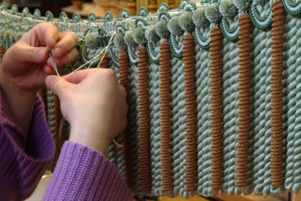 Fabrication à la main d’une frange en atelier, Declercq Passementiers