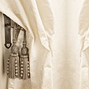 Quand le classique rencontre la modernité, il en résulte une belle rencontre avec un faux unis qui met en valeur la beauté de l’embrasse. Collection Palazzo Ducale, tissu Baadal dessiné par Philippe Parent, Declercq Passementiers.