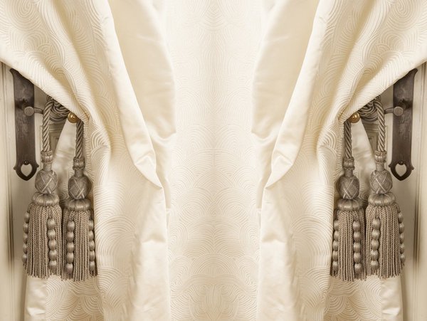 Quand le classique rencontre la modernité, il en résulte une belle rencontre avec un faux unis qui met en valeur la beauté de l’embrasse. Collection Palazzo Ducale, tissu Baadal dessiné par Philippe Parent, Declercq Passementiers.