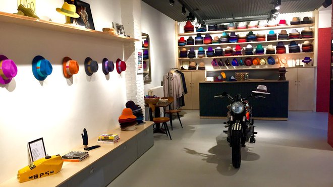 L’espace atelier créateur est consacré aux chapeaux, style Borsalino ou Panama, de toutes les couleurs. Des créations signées, La Cerise sur le Chapeau. L’espace atelier créateur est consacré aux chapeaux, style Borsalino ou Panama, de toutes les couleurs. Des créations signées, La Cerise sur le Chapeau.