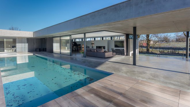 La maison communique directement avec son environnement extérieur. La limite « indoor-outdoor » est ténue. La terrasse devient alors une prolongation du salon lorsque les baies sont ouvertes. Un rideau ferme l’espace de vie lorsque les occupants le souhaitent.