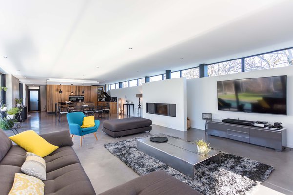 L’ensemble de la maison se ferme sur l’extérieur pour se replier en son centre. Les murs en pierre et en béton forment des frontières qui privatisent la maison. La bande vitrée en hauteur apporte une sensation de légèreté.