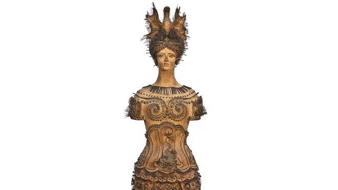 Janine Janet, Sculpture (La Reine), 1959, bois, clous en métal.