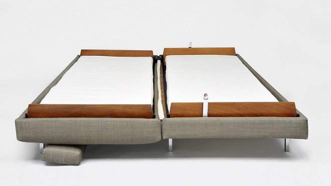 En version ouverte, banquette AR-1 composant un lit de deux places. Modèle en métal laqué chromé, acajou, double matelas, mousse et tissu, édité par Les Huchers-Minvielle. En version ouverte, banquette AR-1 composant un lit de deux places. Modèle en métal laqué chromé, acajou, double matelas, mousse et tissu, édité par Les Huchers-Minvielle.