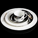 Service aux dessins abstraits et aux accents marqués à la feuille d’or. Beam, porcelaine fine bone china blanc, noir et or.