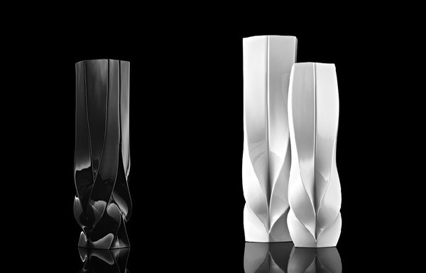 Vases sculptures inspirés de la tour architecturale de Zaha Hadid. Braid, porcelaine fine, finition émail brillant.