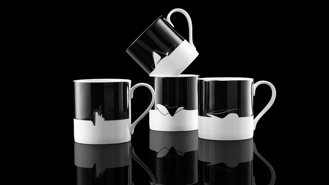 Chaque tasse reprend en silhouette une œuvre architecturale de Zaha Hadid : le centre culturel à Bakou, le musée Riverside à Glasgow, la Serpentine Gallery à Londres, le centre aquatique à Londres. Icon, porcelaine fine noir et blanc.