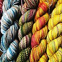 Des écheveaux chinés de fibres aux couleurs de la lande et de l'océan.