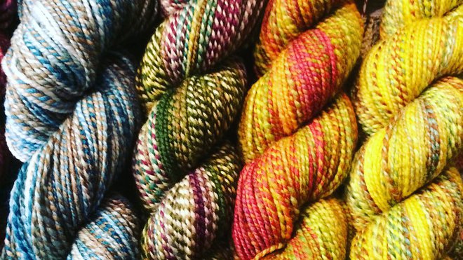 Des écheveaux chinés de fibres aux couleurs de la lande et de l'océan.