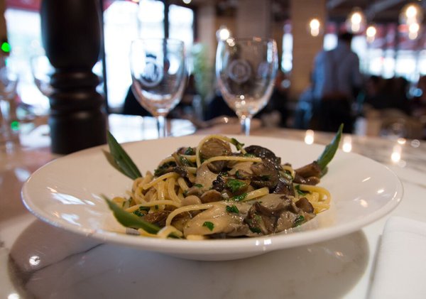 Un plat de pâtes al fungi.