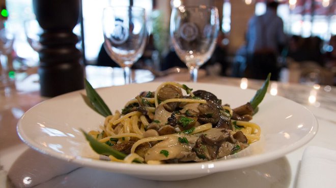 Un plat de pâtes al fungi.