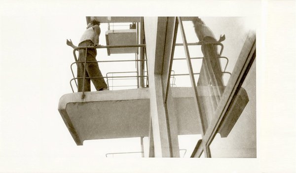 Marianne Brandt, étudiante sur l’un des balcons de l’atelier, Bauhaus Dessau, vers1928/1929.