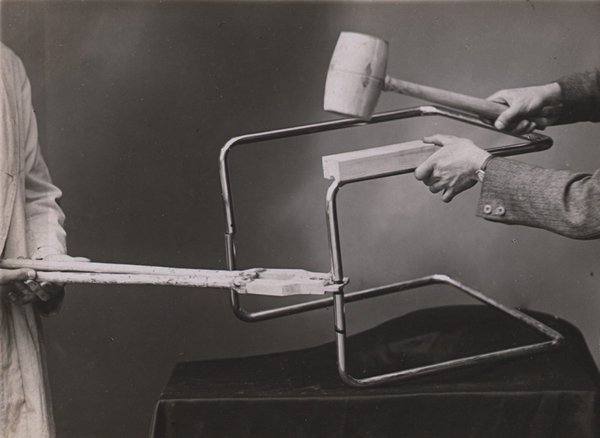 Photographie issue d’un manuel d'utilisation pour outils, frères Thonet, 1935. Collection Alexander von Vegesack, Domaine de Boisbuchet, www.boisbuchet.org (photographe inconnu).