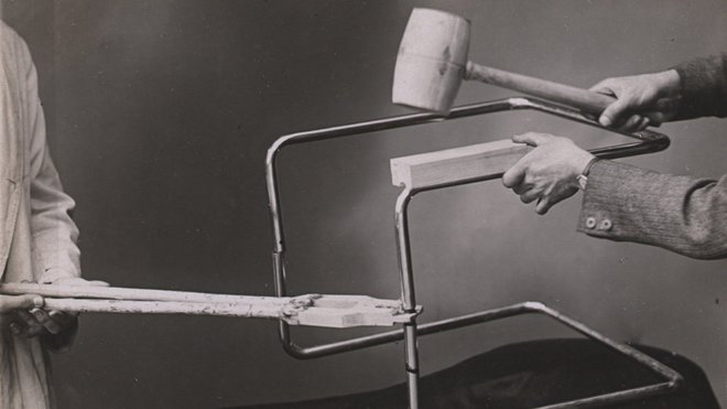 Photographie issue d’un manuel d'utilisation pour outils, frères Thonet, 1935. Collection Alexander von Vegesack, Domaine de Boisbuchet, www.boisbuchet.org (photographe inconnu). Photographie issue d’un manuel d'utilisation pour outils, frères Thonet, 1935. Collection Alexander von Vegesack, Domaine de Boisbuchet, www.boisbuchet.org (photographe inconnu).