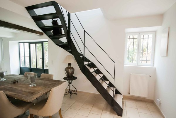 Recouvert d’un vernis satiné, escalier en acier dont le dessin des limons fait penser à la structure de l’ADN, à partir de 10 000 €. Création Jean-Philippe D., métallier-serrurier.