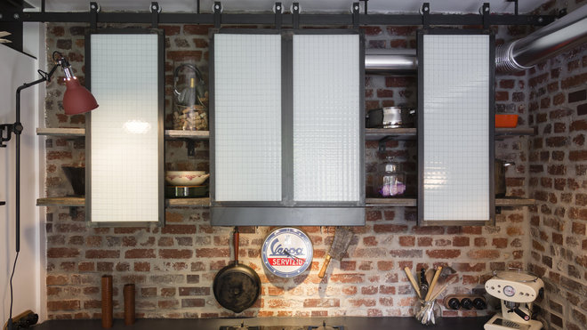 De style industriel, étagères de cuisine en bois de récupération et acier formant un meuble suspendu qui renferme une hotte aspirante avec des  vantaux coulissants, à partir de 9 000 €. Création Jean-Philippe D., métallier-serrurier.