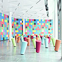 Polychromie ludique des tabourets Stand-Up édités par Wilkhahn pour cet espace d’accueil.