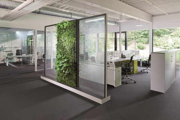 Avec paravent végétalisé, création C+P, mobel systeme climate office.