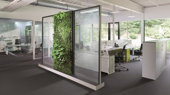Avec paravent végétalisé, création C+P, mobel systeme climate office.