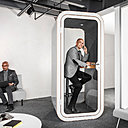 Cabine acoustique pour espace d’accueil édité par Moore Design.