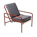 Style essentiel, fauteuil 01 en acier tubulaire cintré et soudé. Tôle pliée, Multiplex plaqué chêne et tissu Designers Guild, 750 €.