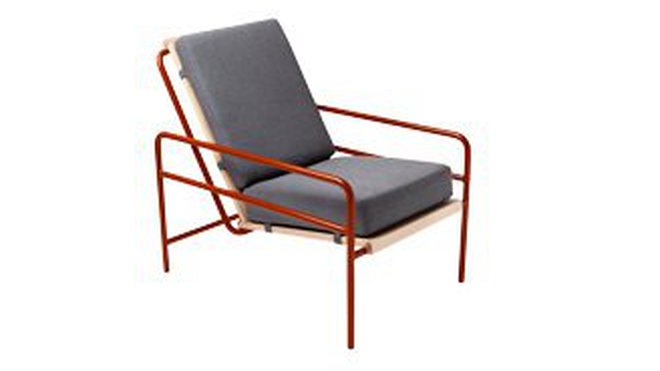 Style essentiel, fauteuil 01 en acier tubulaire cintré et soudé. Tôle pliée, Multiplex plaqué chêne et tissu Designers Guild, 750 €.