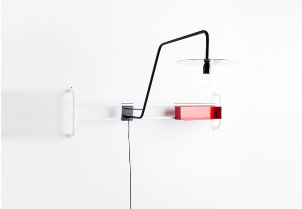 Double fonction, lampe 01 en acier tubulaire cintré et soudé avec étagère en aluminium, 290 €.