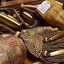 Inspiration byzantine. La collection met à l’honneur les reflets du fil or, un luxe précieux et raffiné, avec deux modèles d’embrasses et un fabuleux galon damier. Collection Théodora, créée en collaboration avec Brigitte Guillet, tisseuse et créatrice textile, viscose et or 4 coloris, Declercq Passementiers.