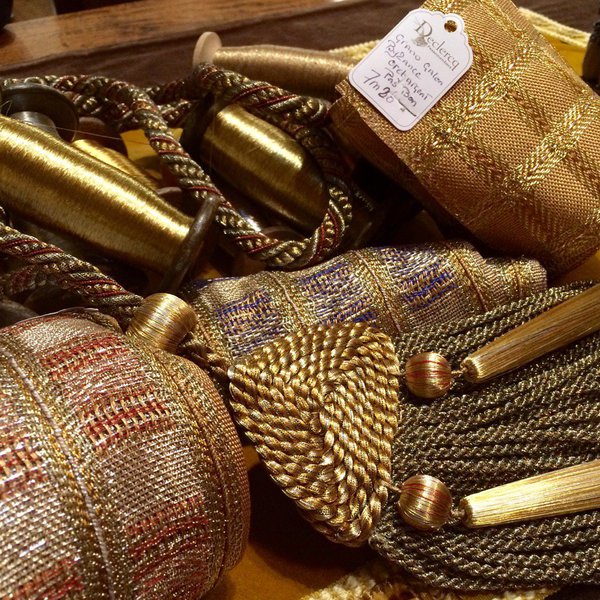 Inspiration byzantine. La collection met à l’honneur les reflets du fil or, un luxe précieux et raffiné, avec deux modèles d’embrasses et un fabuleux galon damier. Collection Théodora, créée en collaboration avec Brigitte Guillet, tisseuse et créatrice textile, viscose et or 4 coloris, Declercq Passementiers.