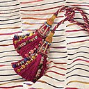 Colorée. Une embrasse classique intimement mêlée au tissu. Tissu Crayons de couleurs, collection exclusive dessinée par Philippe Parent, embrasse de rideaux Salammbo. Le tout Declercq Passementiers.