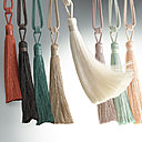 Chic. La passementerie est coordonnée à la nouvelle collection de textiles double épaisseur conçue et fabriquée en fibres de rabane et lurex, dans des coloris subtils. Collection Senso, création Ulf Moritz, Sahco.