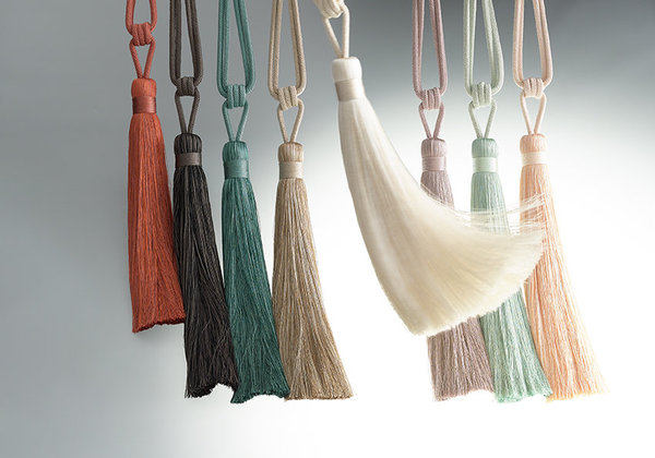 Chic. La passementerie est coordonnée à la nouvelle collection de textiles double épaisseur conçue et fabriquée en fibres de rabane et lurex, dans des coloris subtils. Collection Senso, création Ulf Moritz, Sahco.