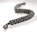 Bicolore. Cette petite tresse à deux côtés, ou soutache, séduira les tapissiers les plus audacieux pour orner coussin ou fauteuils, Dedar.