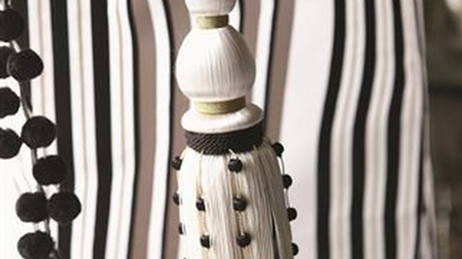 So british ! Connue pour son style inimitable, exubérant et coloré, la créatrice anglaise Tricia Guild a imaginé ces modèles légers et sophistiqués, coordonnés aux étoffes, disponibles aussi en noir et blanc. Collection Orsetti, Designers Guild.