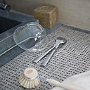 Maille Lamex en cotte de mailles plates constituée de petites plaques en aluminium, reliées entre elles par des anneaux en inox fermés par soudure. Ces plaquettes forment une nappe articulée idéale pour composer notamment un tapis d’évier création Foin® Cotte de mailles.