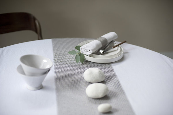 Chemin de table en maille fine inox ou maille large inox qui offre un accent de modernité au bois, à une décoration classique, réveille une nappe neutre et s’harmonise avec n’importe quelles matières et couleurs. Création Foin® Cotte de mailles.