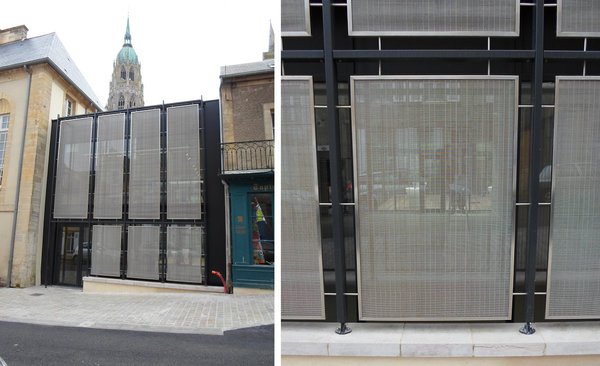Confrontation de styles et d’époques pour cette réalisation en résille métallique qui orne la façade du musée de Bailleul en Normandie. Ces écrans brise-soleil, montés sur des cadres métalliques, sont composés d’un tissu de mailles formé de câbles entrelacés et de tiges métalliques transversales. Modèle style Aalto, création Maillemétal design.